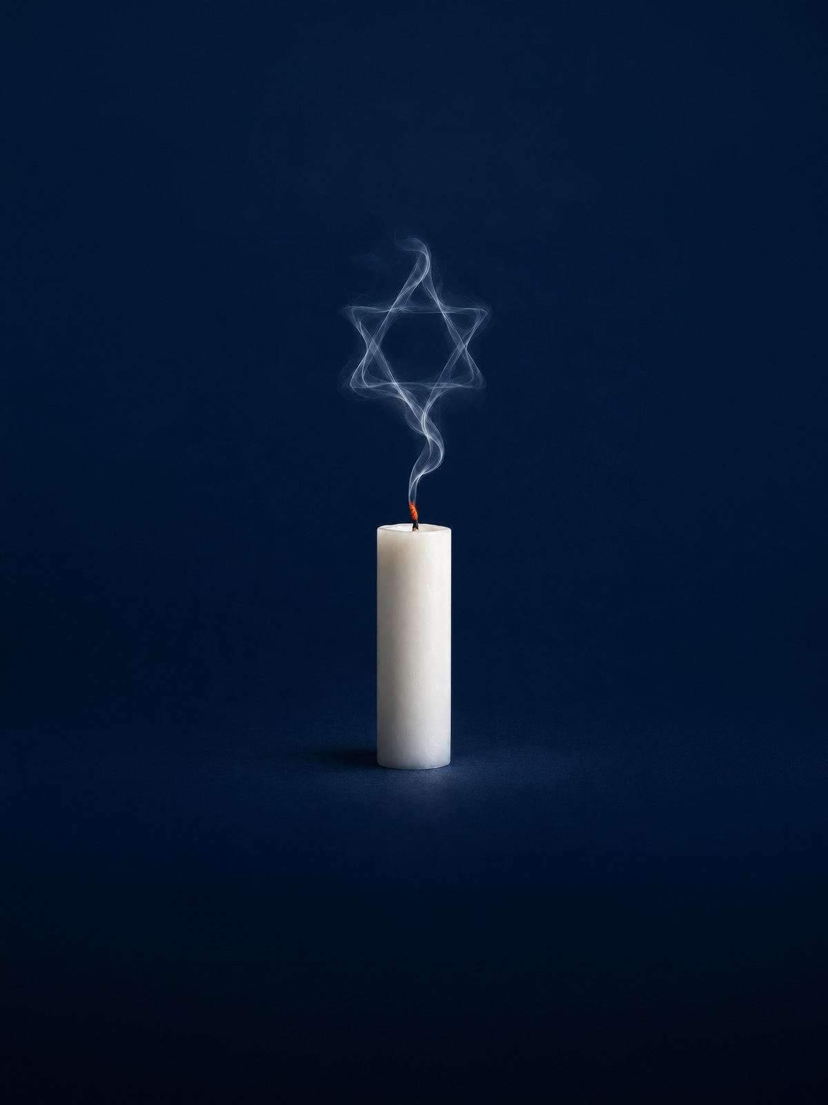 Una candela il cui fumo disegna una stella di Davide