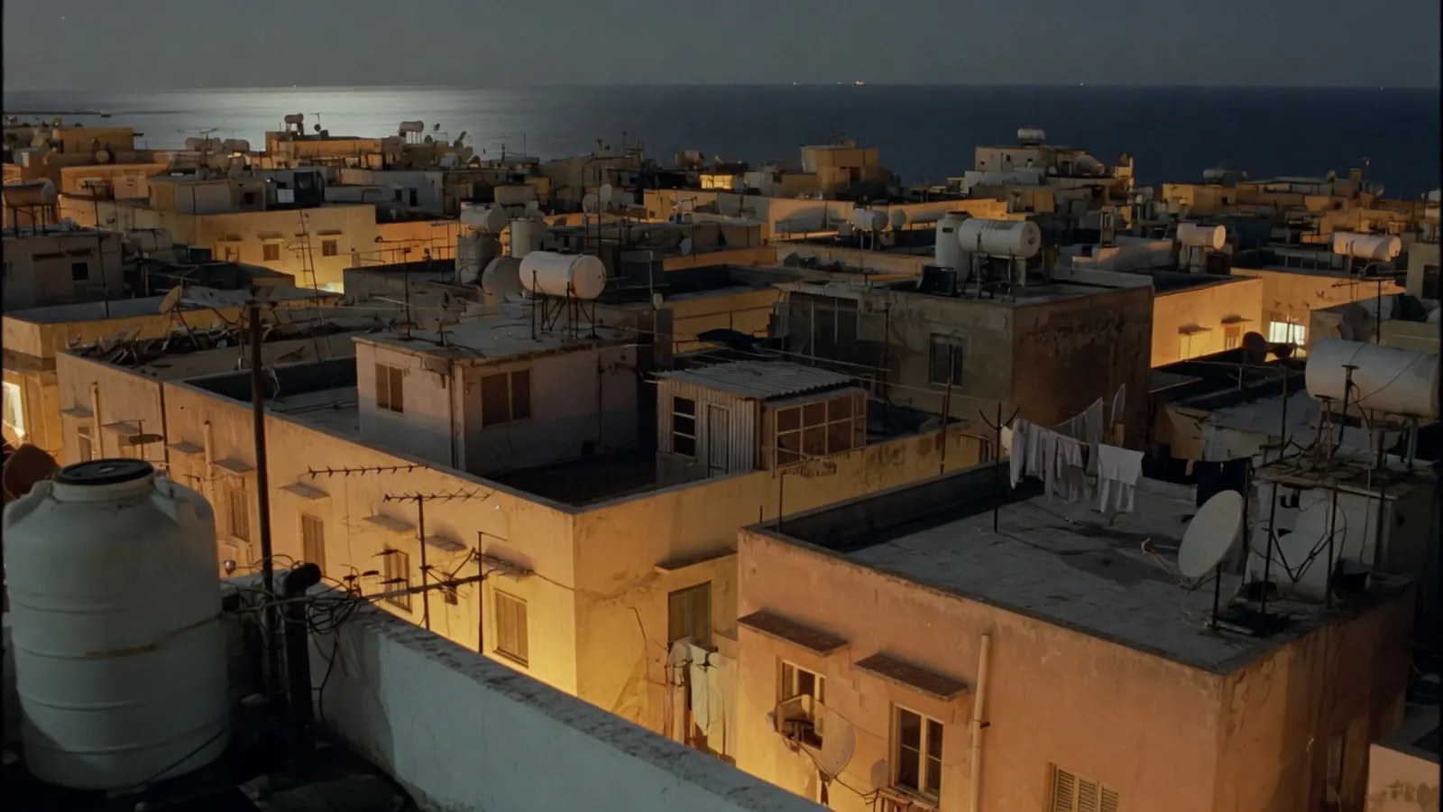 Tetti di una città di notte, dal film Naza: La storia vera